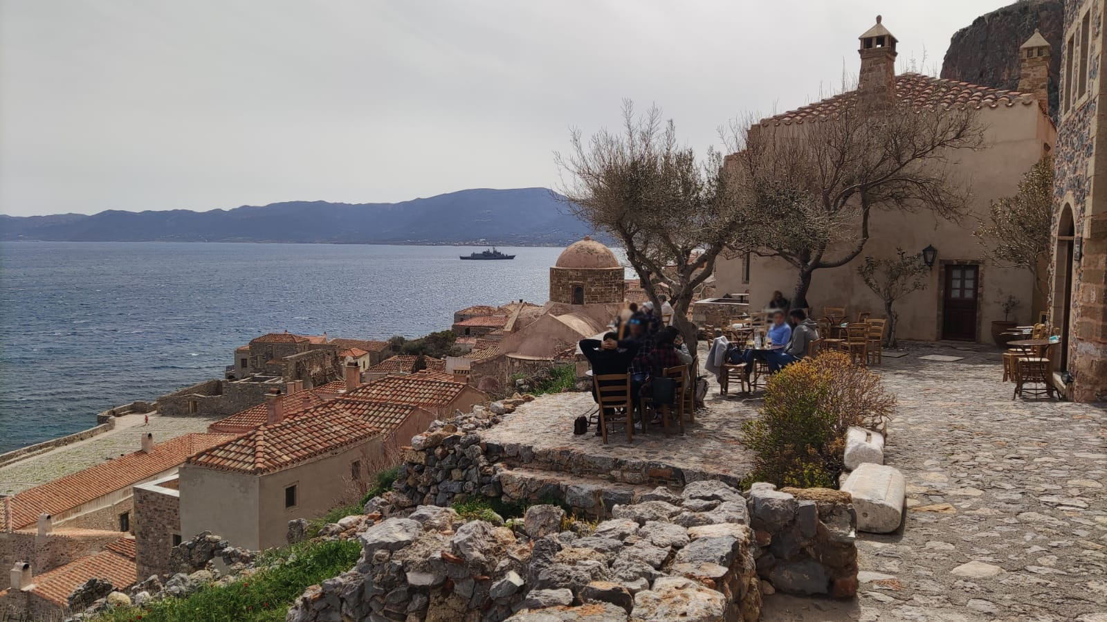 Τρία πολεμικά πλοία τράβηξαν τα βλέμματα στη Μονεμβασιά (Εικόνες)