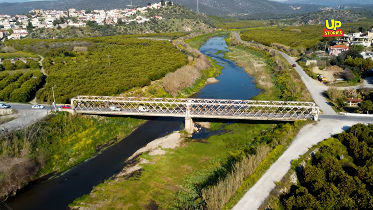 Η απαγορευμένη εδώ και 21 χρόνια σάπια γέφυρα του Ευρώτα αντέχει ακόμα! (Βίντεο)