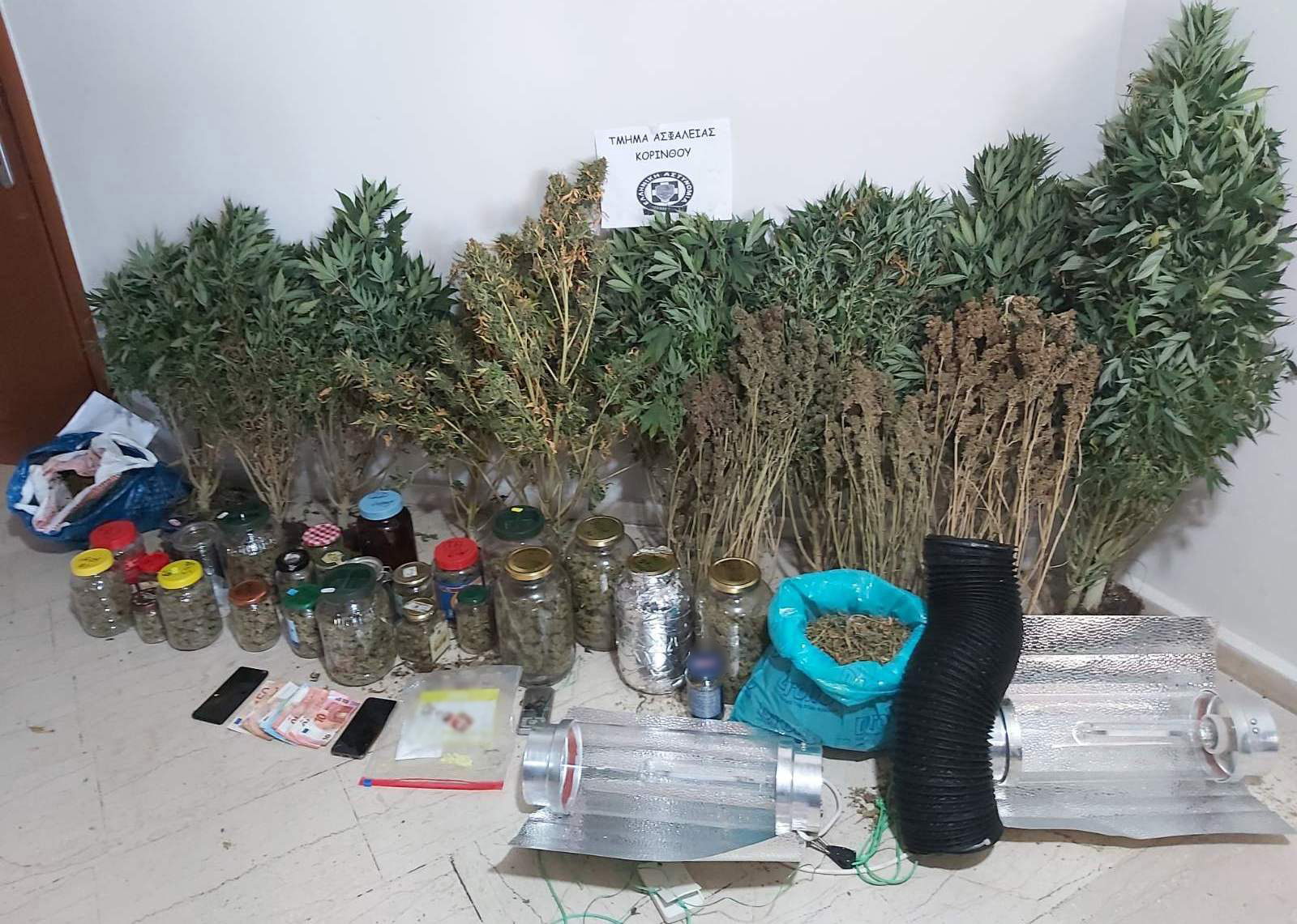 Κόρινθος: Είχαν στήσει ολόκληρη φάμπρικα με ναρκωτικά – Και τι δεν βρήκαν οι αστυνομικοί στα σπίτια τους