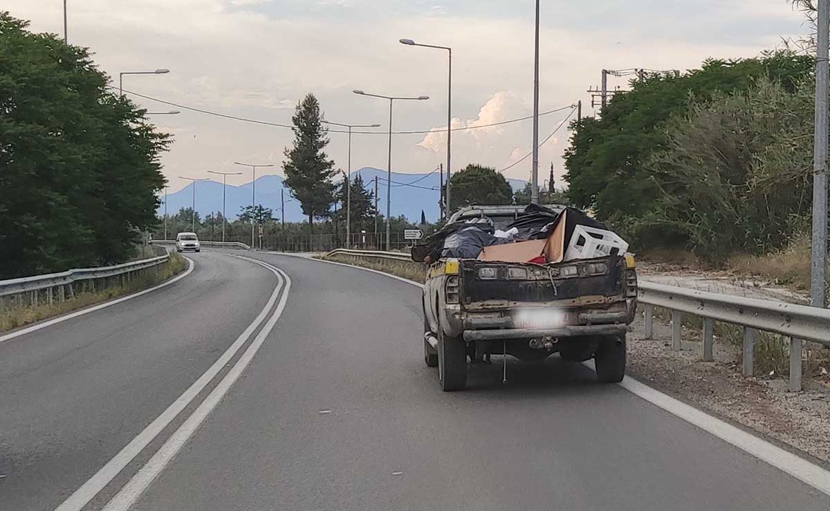 Ναύπλιο: Το φορτηγάκι του Δήμου και τα σκουπίδια που τα πήρε ο αέρας
