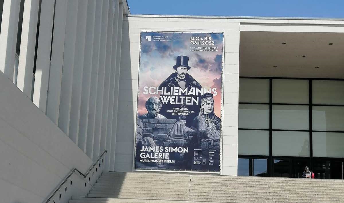 Η αφίσα της έκθεσης schliemann welten στην είσοδο της james simon gallery
