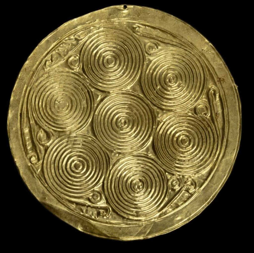 Χρυσό τετράφυλλο κόσμημα από τον λακκοειδή τάφο ΙΙΙ του Ταφικού Κύκλου Α των Μυκηνών