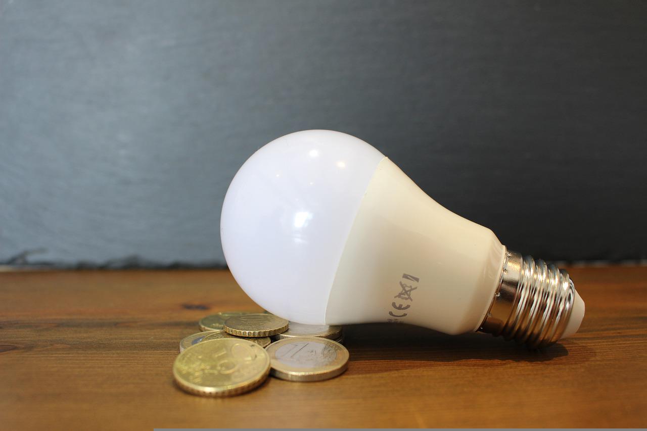 Ηλεκτρικό ρεύμα: Νέα αυξημένη επιδότηση για νοικοκυριά και επιχειρήσεις ανακοίνωσε ο Σκρέκας
