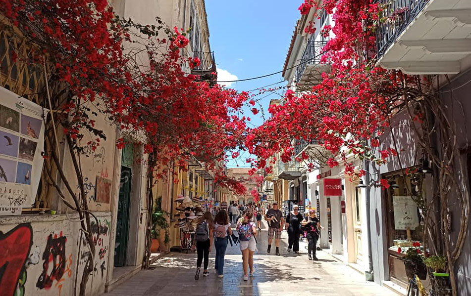 Πελοπόννησος: Ποιες περιοχές πρωταγωνιστούν στις κρατήσεις Airbnb αυτό το καλοκαίρι