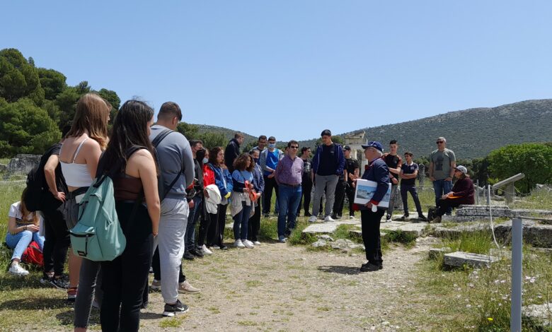 Ξενάγηση μαθητών από Λυγουριό στο Ασκληπιείο Επιδαύρου (1)