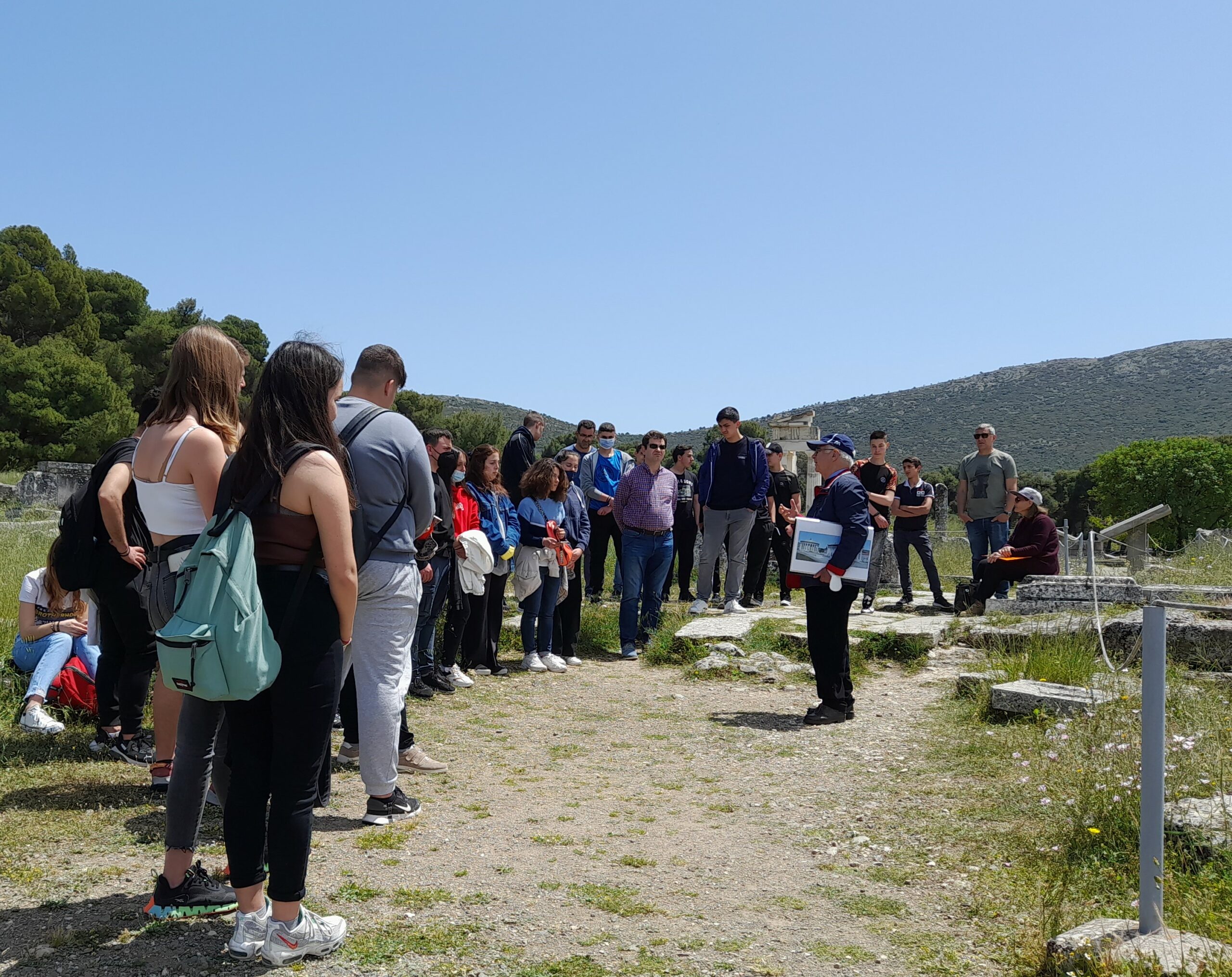 Ξενάγηση μαθητών από Λυγουριό στο Ασκληπιείο Επιδαύρου (1)