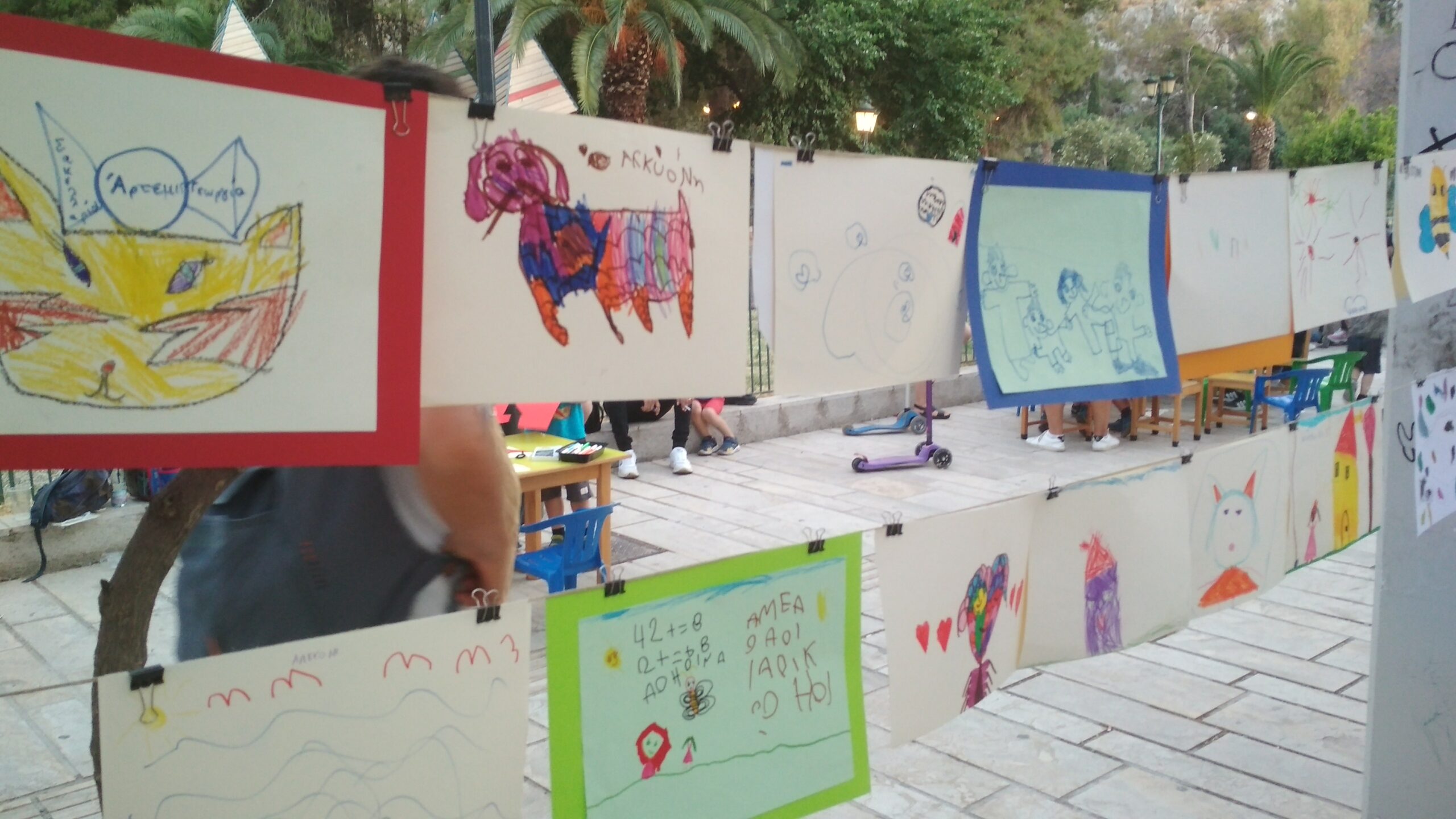 Παιδικές ζωγραφιές σκορπίζουν χαμόγελα στο Ναύπλιο