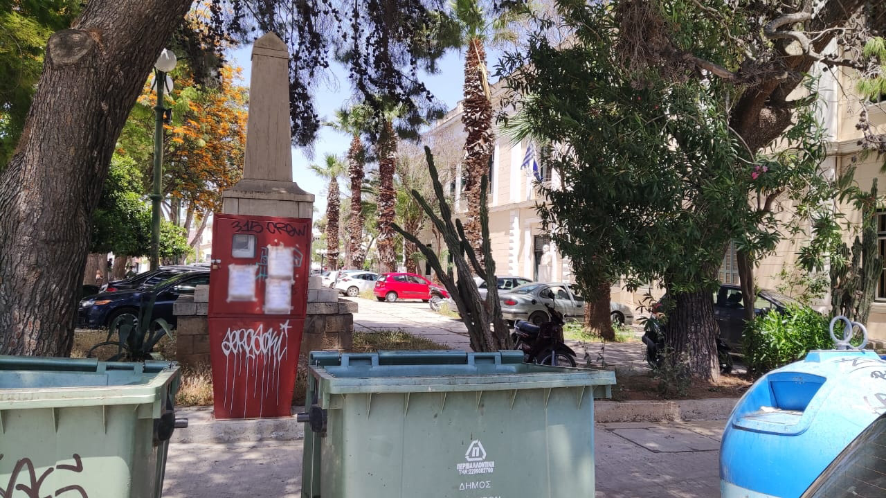 Κηδειόχαρτα, σκουπιδοτενεκέδες και αυτοκίνητα είδε ο Τσιάρας στα δικαστήρια Ναυπλίου