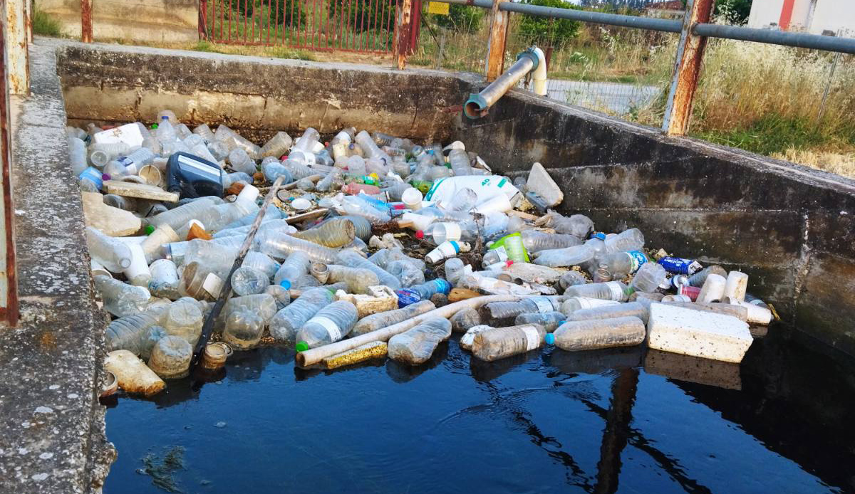 Άργος: Το κανάλι που έγινε …χωματερή για πλαστικά
