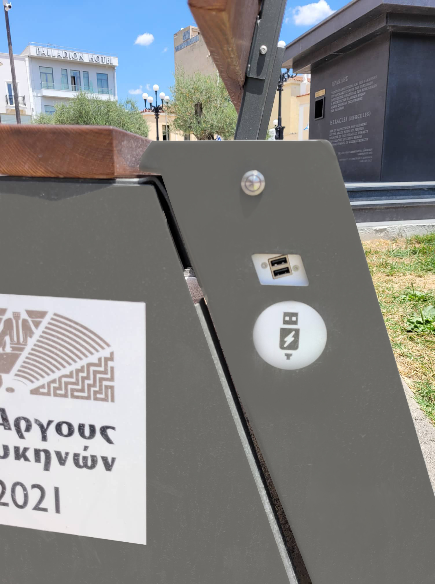 Έξυπνα παγκάκια usb στο Άργος (3)