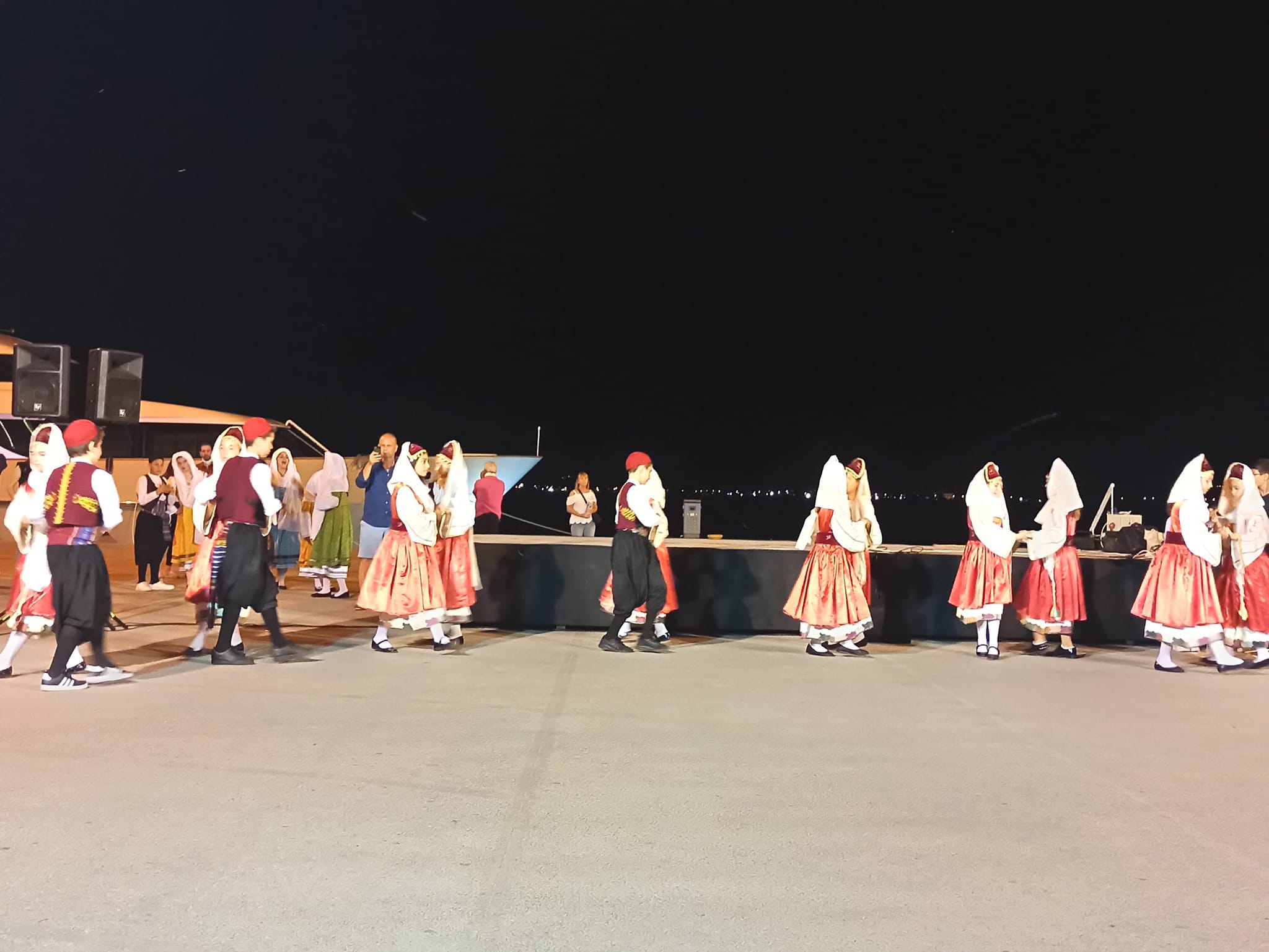 Παραδοσιακοί χοροί από μαθητές στο λιμάνι Ναυπλίου (4)