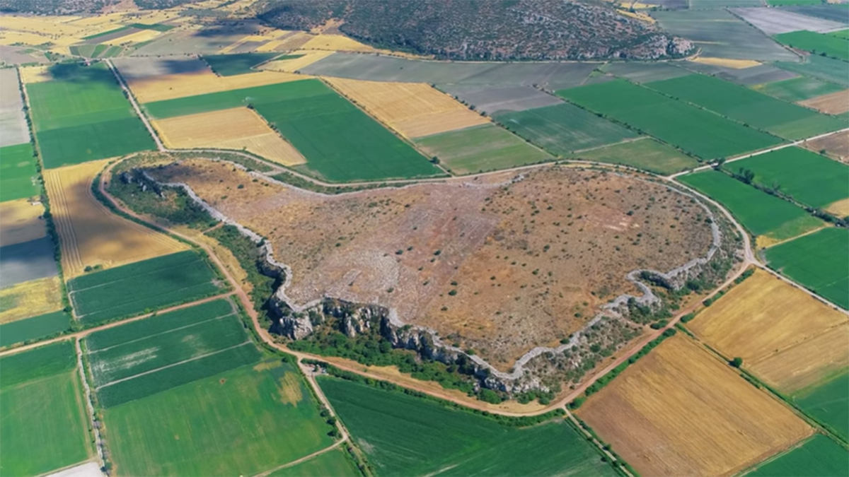 Αυτή είναι η μεγαλύτερη σε έκταση οχυρωμένη Μυκηναϊκή Ακρόπολη της Ελλάδας (Βίντεο)