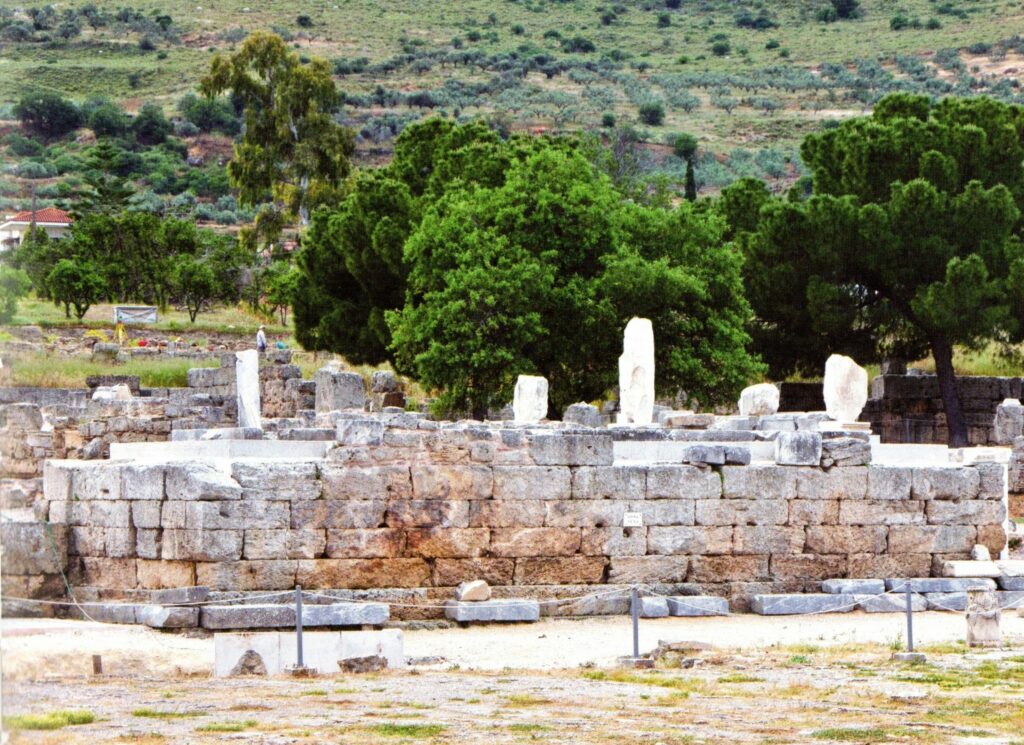 Εικ.1 Το αναστηλωμένο Βήμα της Ρωμαϊκής Αγοράς Κορίνθου (1ος αι. μ.Χ.)