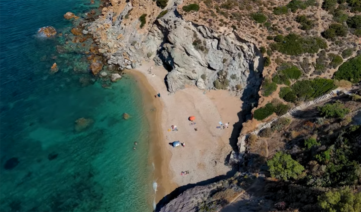 1 ώρα από το Σύνταγμα, 10€ βενζίνη, 100 σκαλοπάτια και φθάσατε στην ομορφότερη παραλία της Αττικής