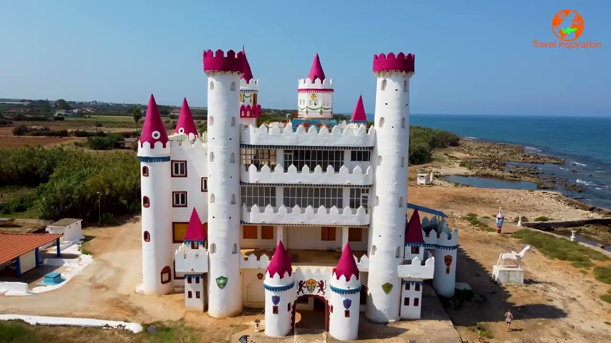 Ένα μοναδικό Κάστρο βγαλμένο από παραμύθια δεσπόζει μπροστά από μια παραλία στην Πελοπόννησο (Βίντεο)