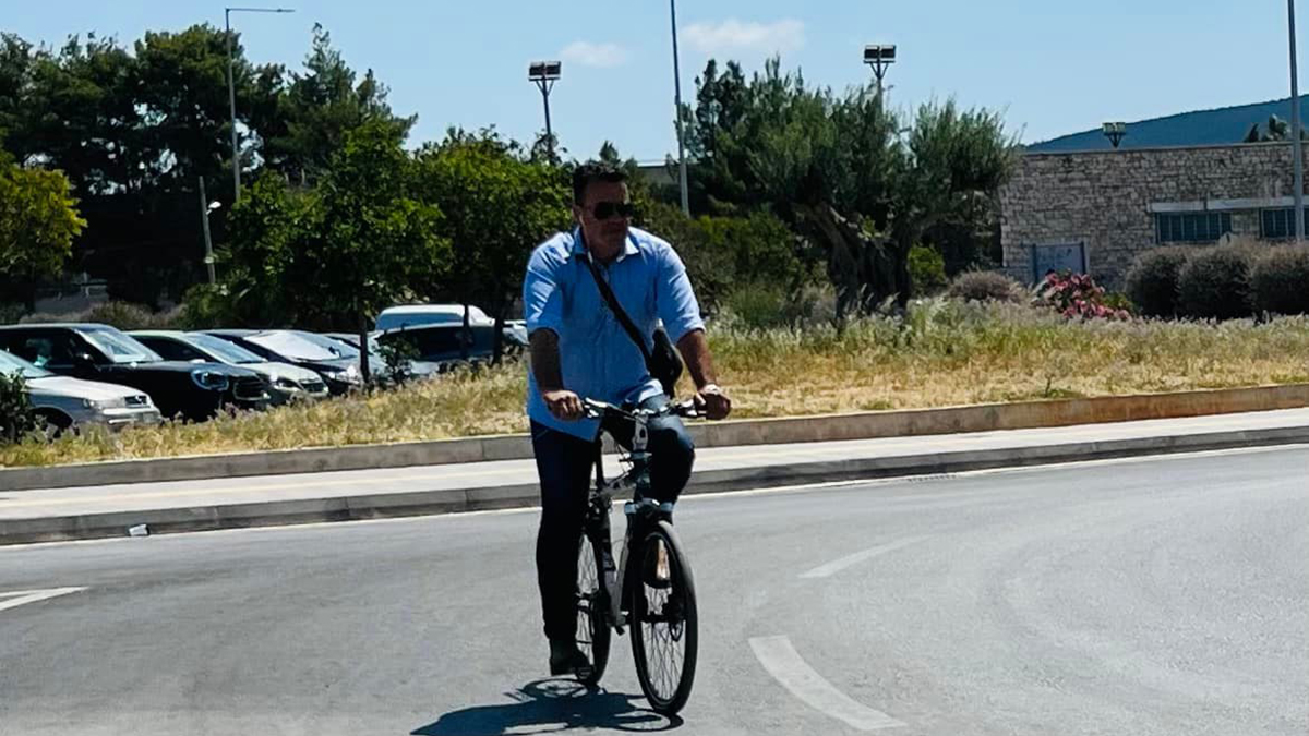 Ναύπλιο: Ο Κωστούρος πήρε ποδήλατο στο βωμό της προεκλογικής περιόδου