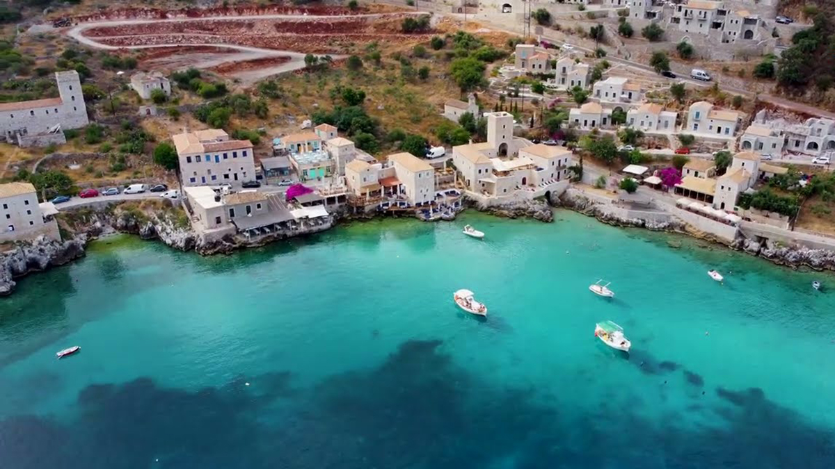 8 πανέμορφοι καλοκαιρινοί προορισμοί που δεν πας εκεί με πλοίο – Σε πρώτο πλάνο η Πελοπόννησος