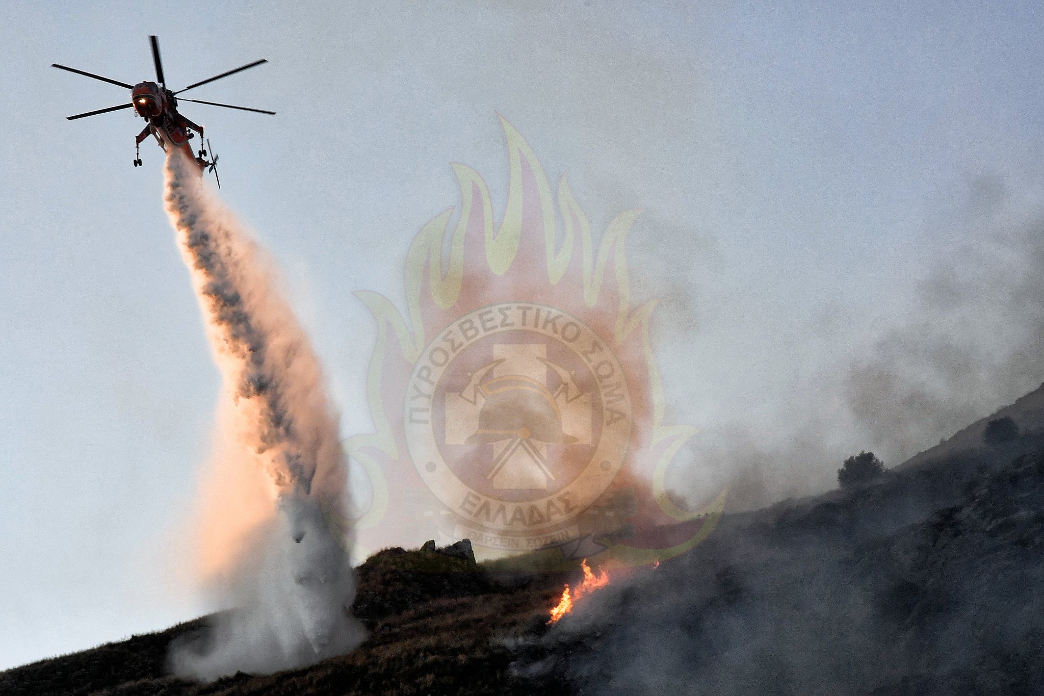 Άγιοι Θεόδωροι: Φωτιά σε δύσβατη περιοχή κινητοποίησε ισχυρές πυροσβεστικές δυνάμεις και ελικόπτερο