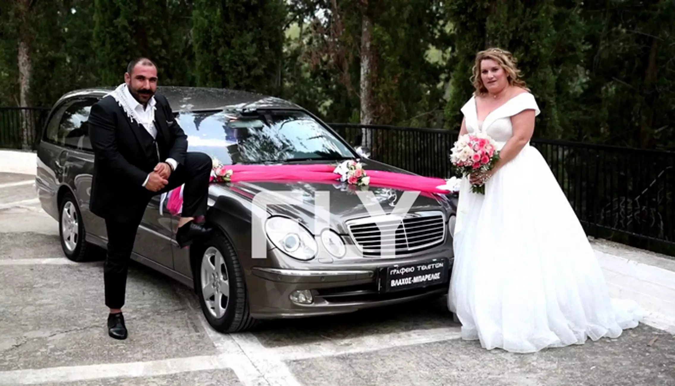 Viral γάμος στη Σπάρτη: Γαμπρός και νύφη έφυγαν με νεκροφόρα (Βίντεο)