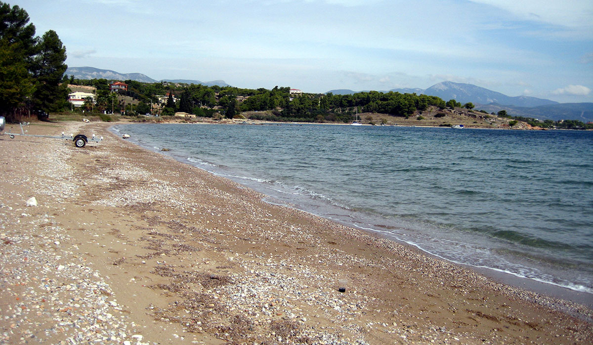 Αυτή η παραλία ανάμεσα σε Ισθμό και Επίδαυρο είναι ίσως η ομορφότερη του Αργοσαρωνικού