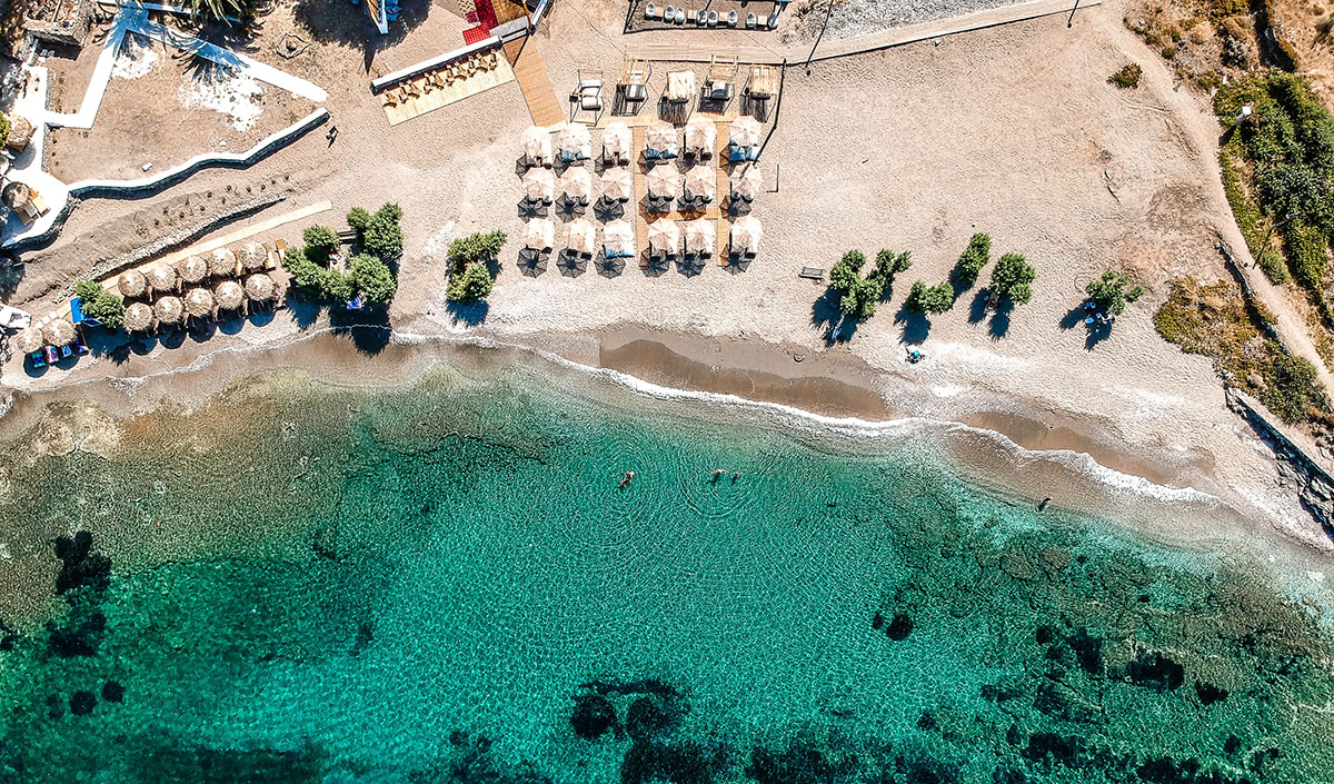 Το Ελληνικό νησί της απλότητας και της φιλοξενίας με τις 100 παραλίες που κλέβει την παράσταση