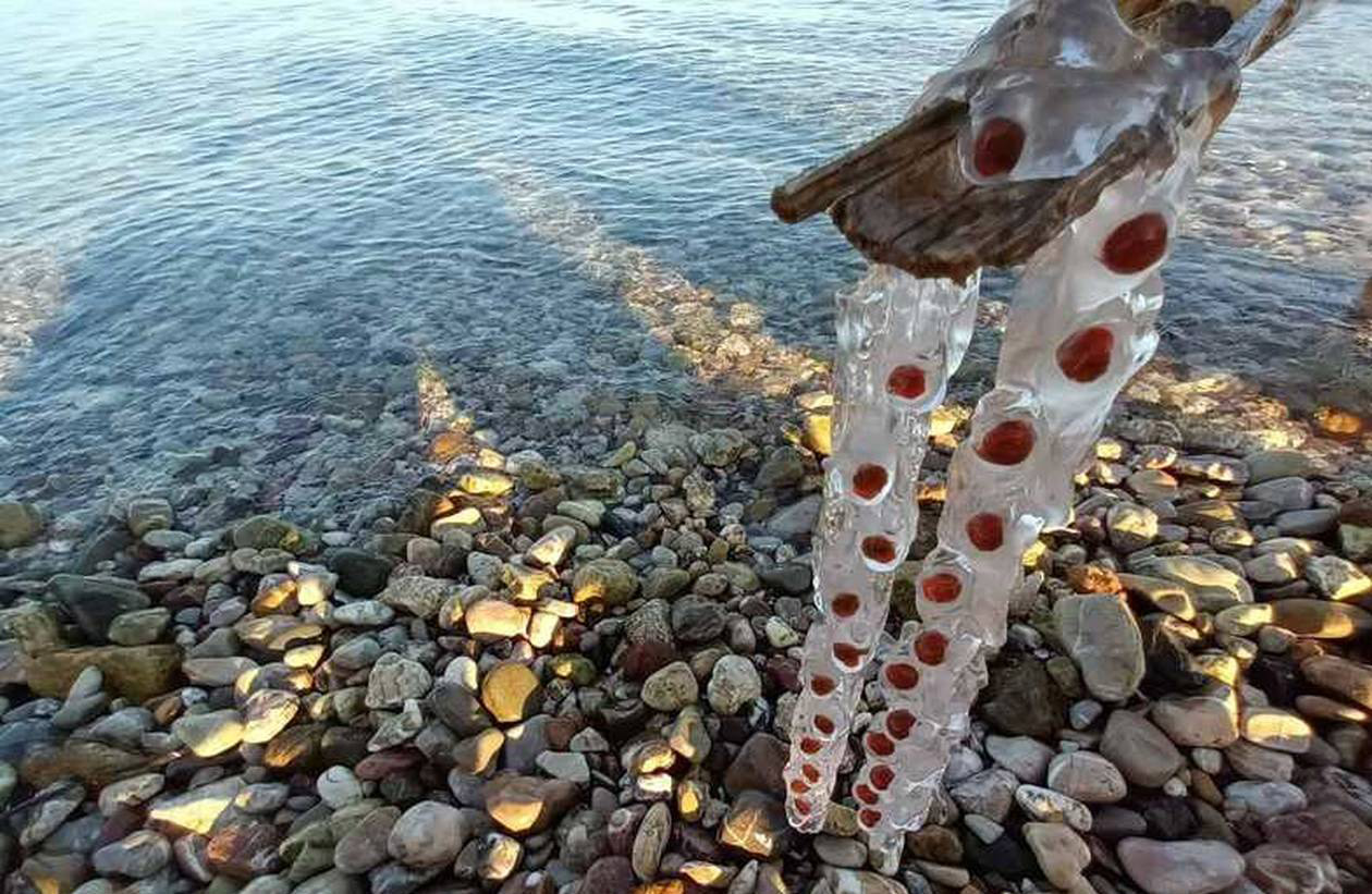 Πελοπόννησος: Κολυμβητές έψαχναν να λύσουν το μυστήριο στην παραλία (Εικόνες)