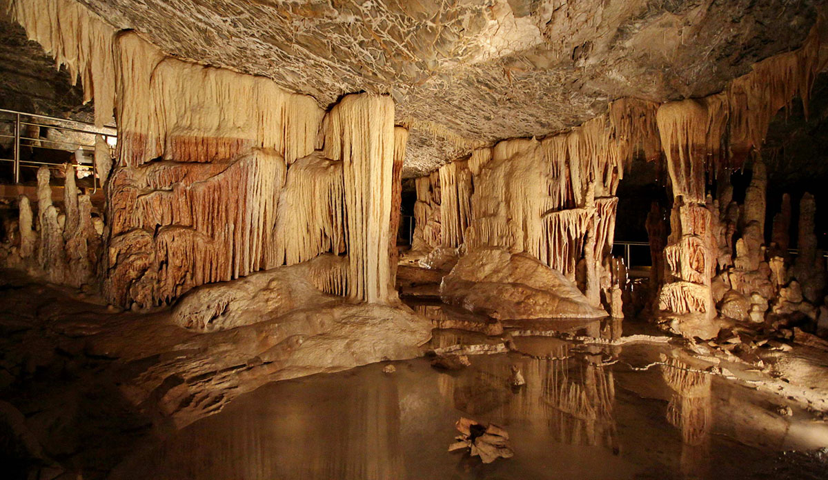 Η «Αλσατία» της Πελοποννήσου με το σημαντικό σπήλαιο, θα σε μεθύσει με το κρασί και τους μεζέδες της
