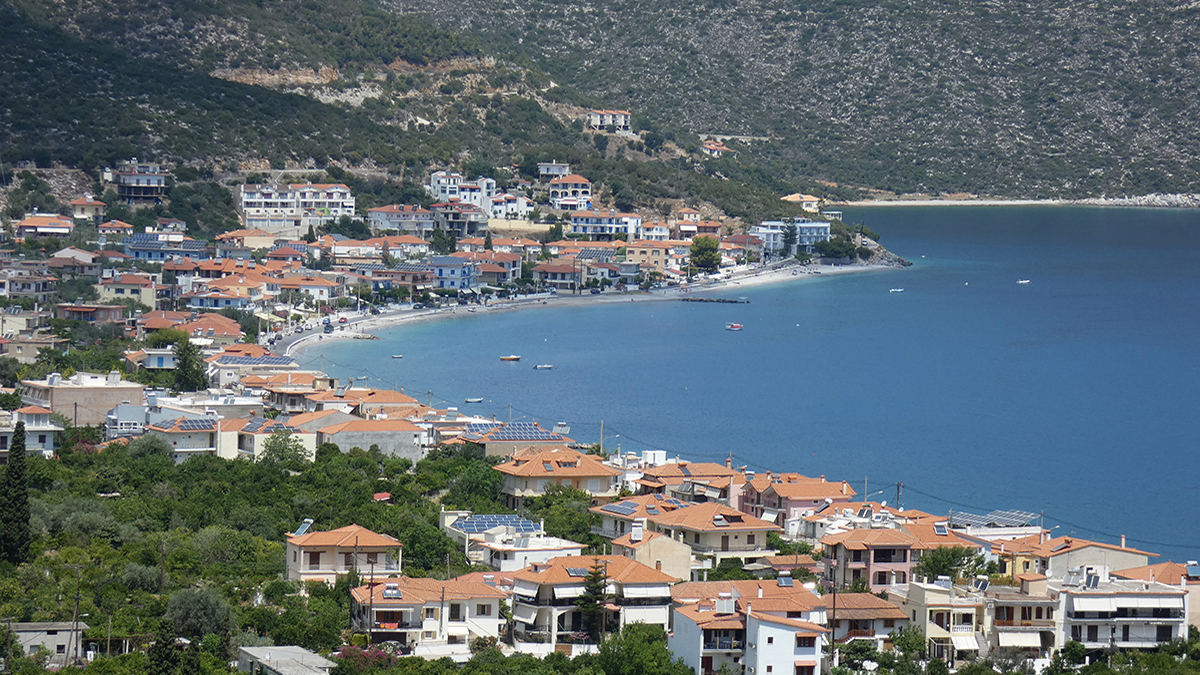 Βουνό ή θάλασσα; Αυτός ο μαγευτικός προορισμός της Πελοποννήσου προσφέρει απλόχερα και τα δύο