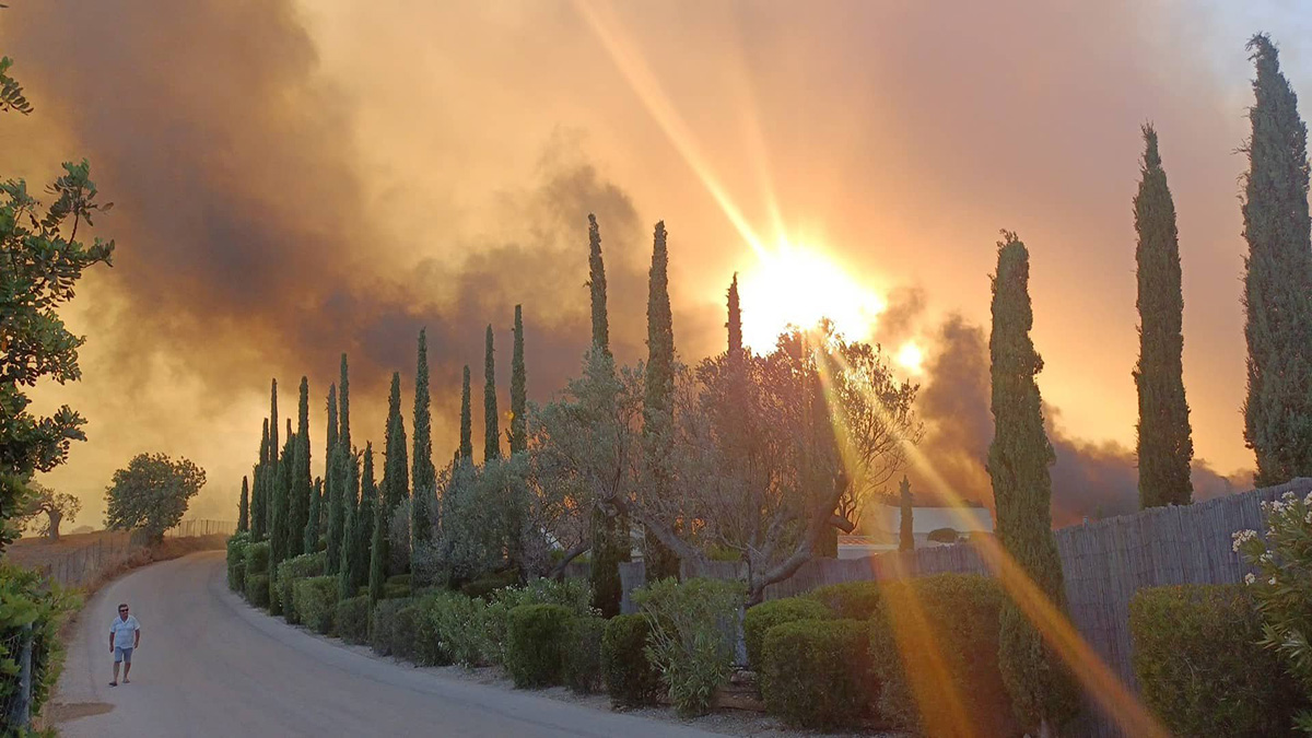 Φωτιά στο Κρανίδι: Οι φλόγες ζώνουν το Amanzoe – Ολονύχτια μάχη με τις αναζωπυρώσεις (Βίντεο)