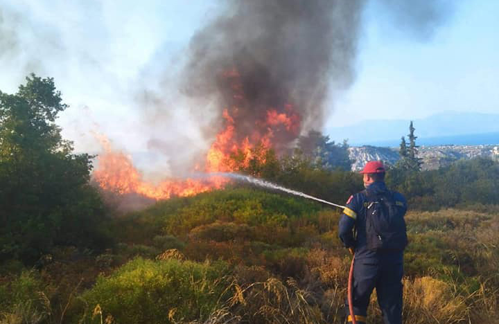 Λακωνία: Σε μερικό έλεγχο η φωτιά στα Σύνορα της Μάνης