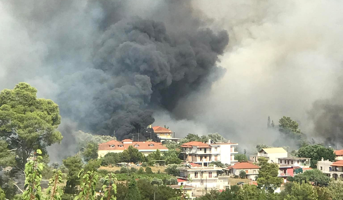 Δραματικές στιγμές στα Κρέστενα: Η φωτιά έφθασε στα σπίτια – «Σε 10 λεπτά οι φλόγες μας περικύκλωσαν όπως το 2007»