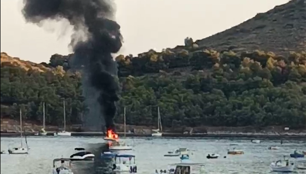Συναγερμός στο Τολό: Σκάφος τυλίχθηκε στις φλόγες μετά από έκρηξη που προκάλεσε φωτιά