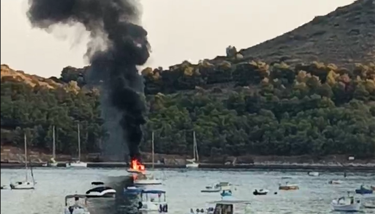 Φωτιά σε σκάφος στο Τολό