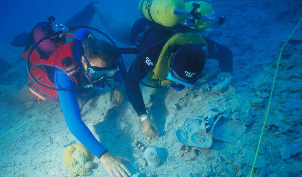 Δύτες ανακαλύπτουν τα ευρήματα του ναυαγίου στο Δοκό