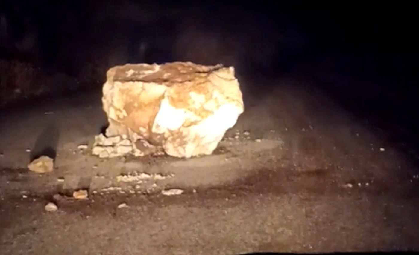 Αργολίδα: Τεράστια βράχια έκοψαν στα δύο δρόμο μέχρι το πρωί