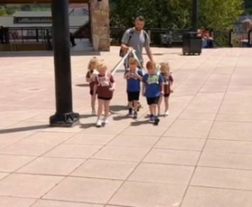 Σάλος στο διαδίκτυο με πατέρα στις ΗΠΑ, που βγάζει βόλτα τα παιδιά του με λουρί