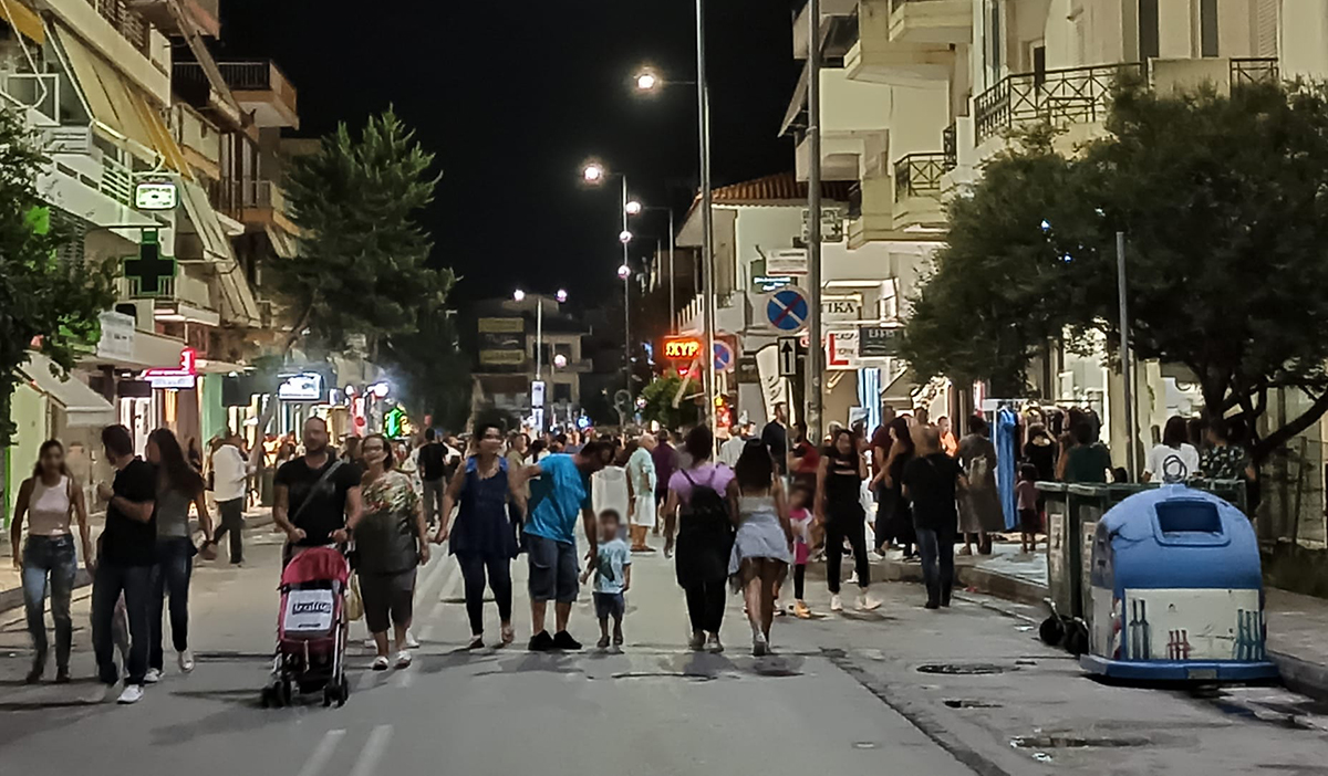 Ναύπλιο: Ένας αμέριμνος περίπατος στους εμπορικούς δρόμους – Ο κόσμος αγκάλιασε τη Λευκή Νύχτα