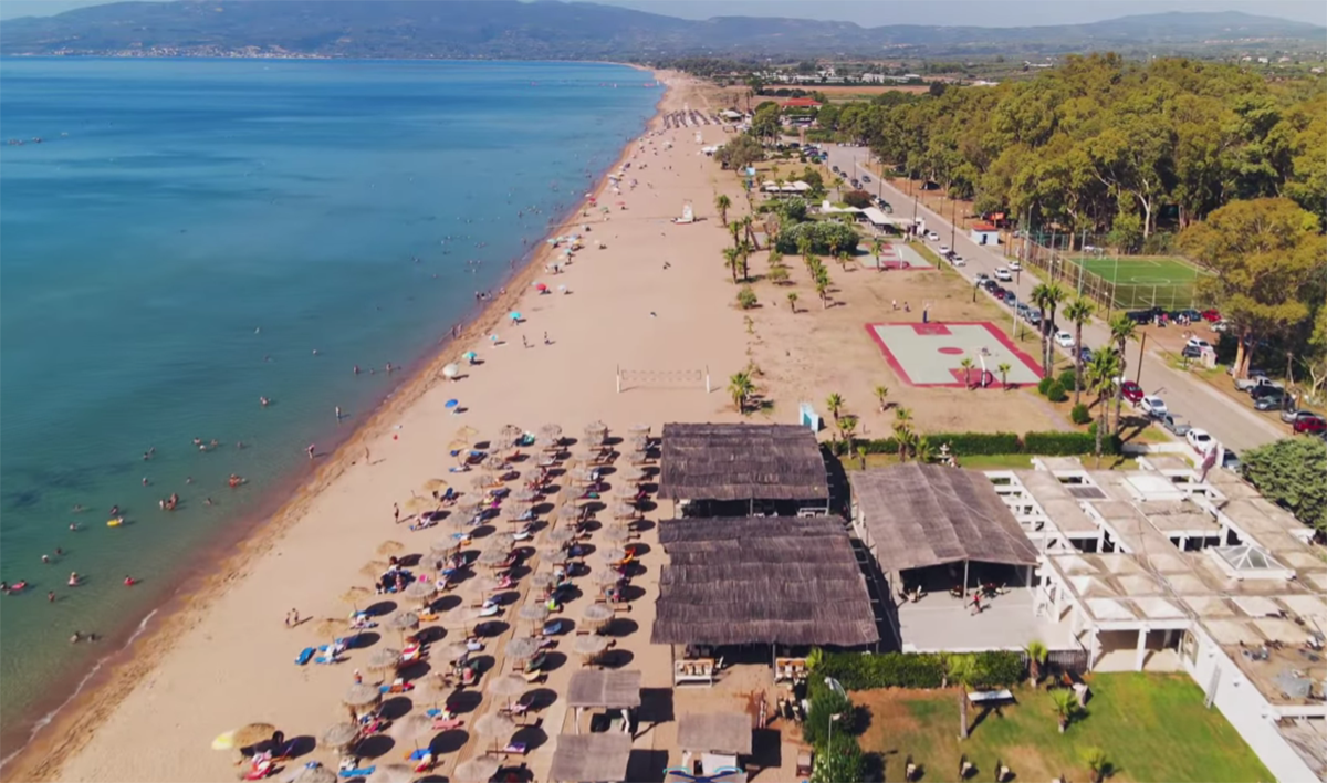 Η απόλυτα οργανωμένη παραλία της Μεσσηνίας με ψιλή άμμο και γαλαζοπράσινα, ζεστά, ήσυχα νερά (Βίντεο)