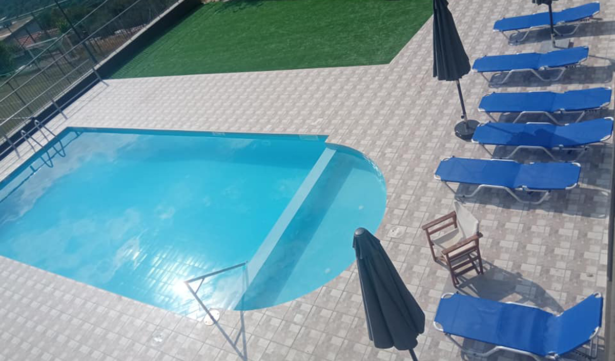 Υπερλούξ Αχλαδόκαμπος: Μπάνιο στην πισίνα και ηλιοθεραπεία στις ξαπλώστρες – Μες στην καλή χαρά οι κάτοικοι (Εικόνες)