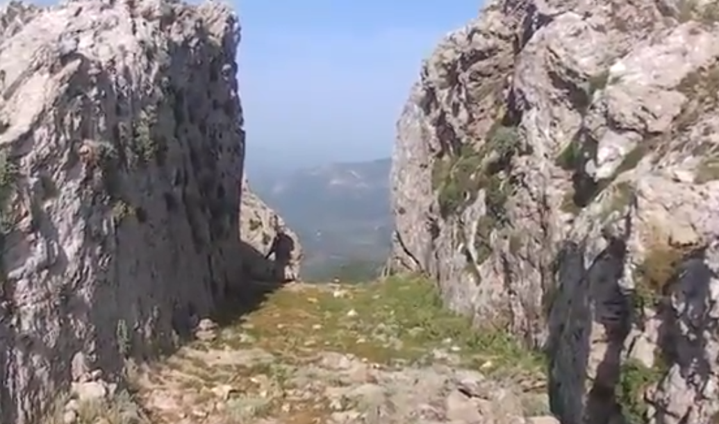 Η Αρχαία οδός που ένωνε την Αργολίδα με την Αρκαδία, ακριβώς πάνω από τη σήραγγα Αρτεμισίου (Βίντεο)
