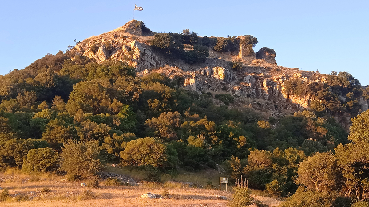 Ένα άγνωστο κάστρο της Μεσσηνίας προσφέρει τη φιλόξενη αγκαλιά του
