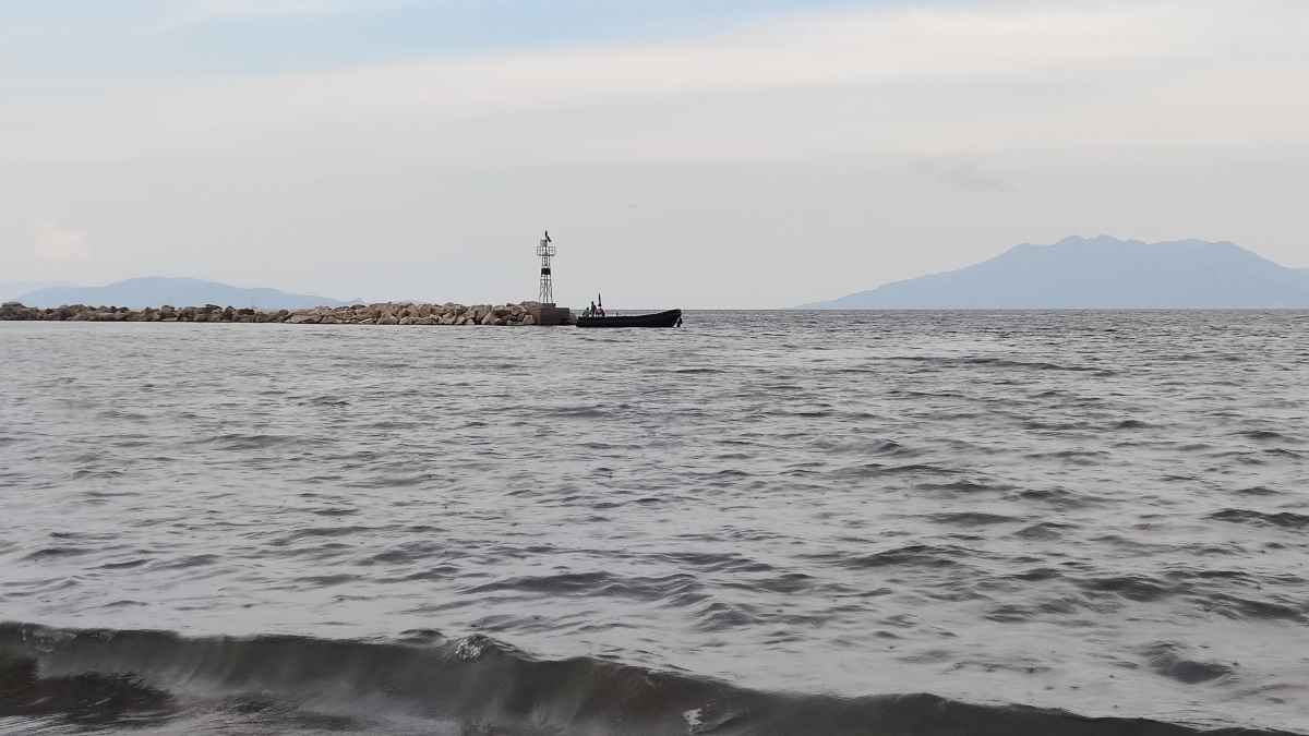 Ν. Επίδαυρος: Σκάφος κινδύνεψε να πέσει στα βράχια, όταν έσβησαν οι μηχανές – Μια μικρή βάρκα έσπευσε για βοήθεια (Video)