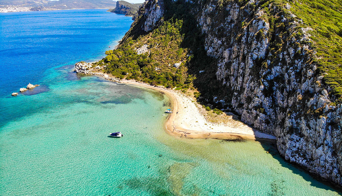 Το αιματοβαμμένο νησί της Μεσσηνίας με το μακάβριο όνομα και τις εξωτικές παραλίες