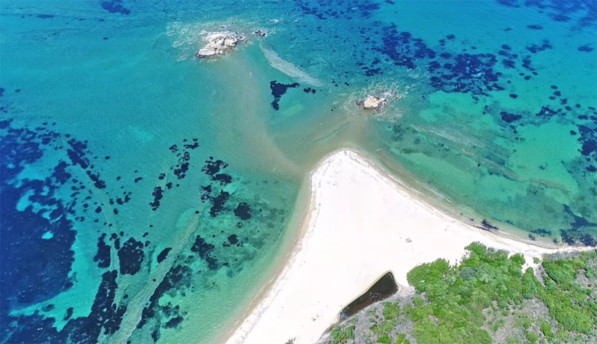 Σε ποιο Ελληνικό νησί θα βρείτε αυτές τις τροπικές εικόνες (Βίντεο)
