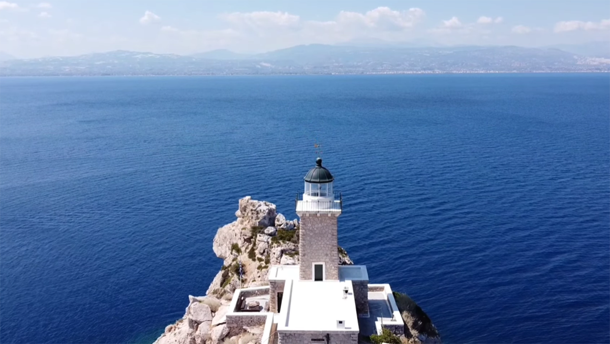 Μελαγκάβι: Ο πέτρινος φάρος του Κορινθιακού όπως δεν τον έχετε ξαναδεί (Βίντεο)