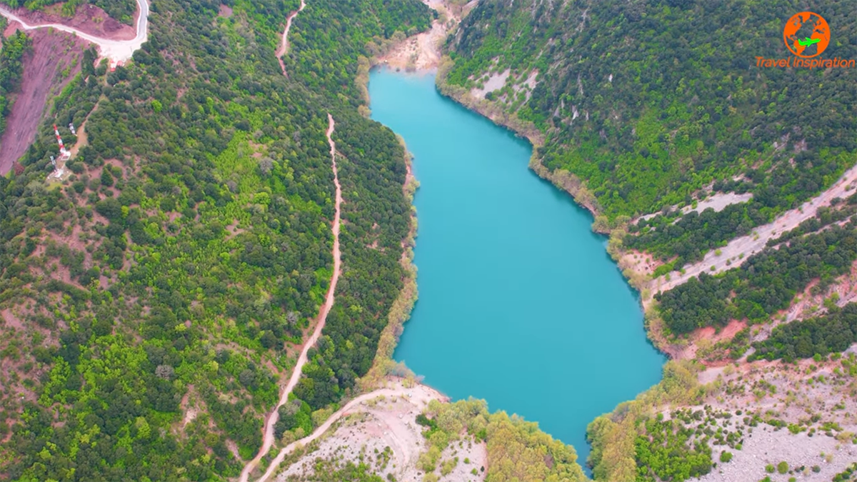 Όταν μία κατολίσθηση δημιούργησε τη νεότερη φυσική λίμνη της Ελλάδας και ξεσπίτωσε τους κατοίκους δύο οικισμών (Βίντεο)
