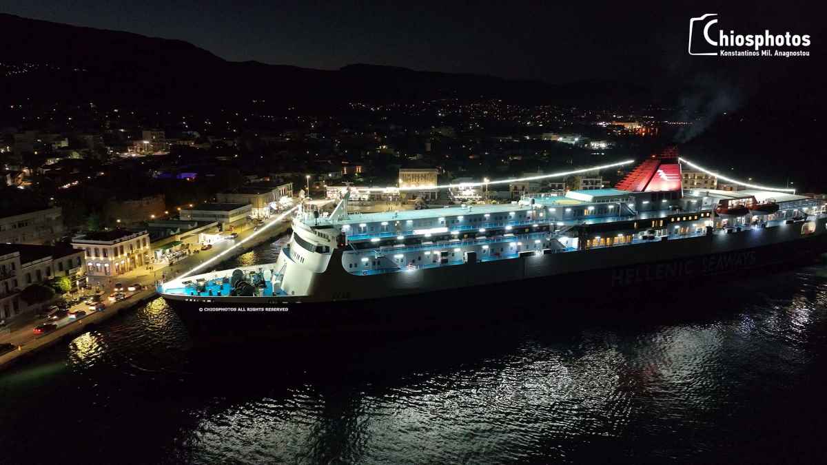 Νυχτερινή μανούβρα πλοίου εντυπωσίασε τους περαστικούς στο λιμάνι της Χίου