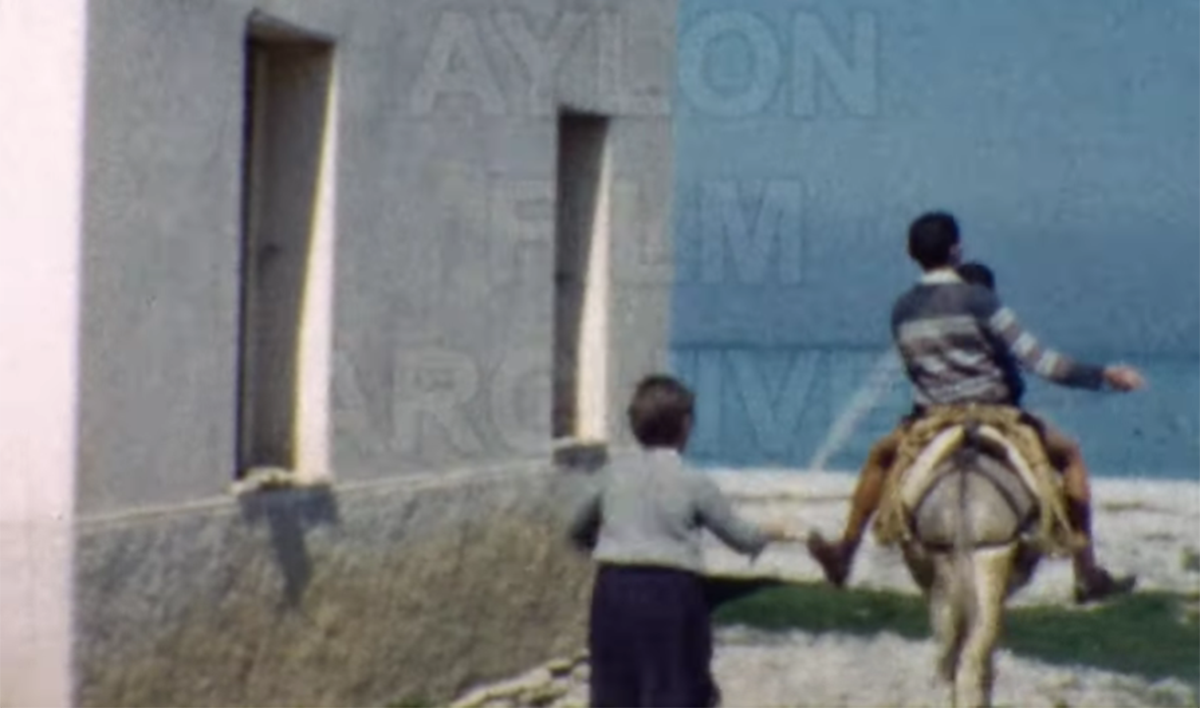 Κορινθία: Βόλτα με γαϊδουράκι δίπλα στη θάλασσα το 1963 (Βίντεο)