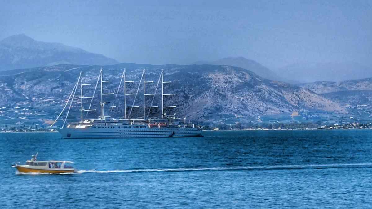 Εικόνες: Θάμπωσε το Ναύπλιο με την ομορφιά του το ιστιοφόρο κρουαζιερόπλοιο Wind Surf – Με λάντζες οι επιβάτες στην πόλη