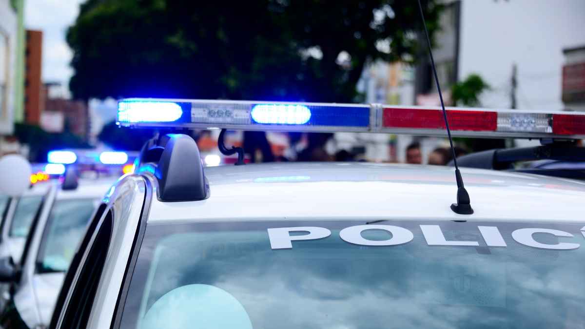 Συνελήφθησαν τρεις αστυνομικοί, στην Αθήνα και σε νησί των Κυκλάδων, για παροχή υπηρεσιών φύλαξης σε ιδιωτική οικία
